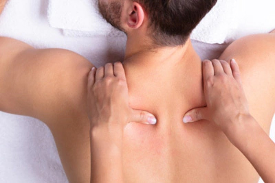 Close-up de uma massagem de ponto-gatilho no ombro para alívio de dor e tensão muscular profunda.