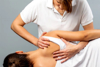 Close-up de uma massagem de ponto-gatilho no ombro para alívio de dor e tensão muscular profunda.