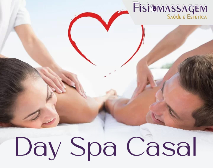 Casal sorrindo enquanto recebe massagem relaxante lado a lado durante o Day Spa para Casal na Fisio Massagem.