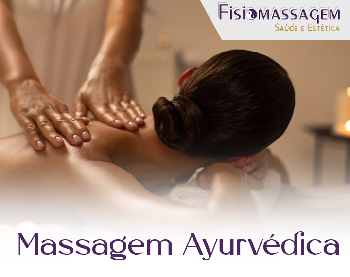 Mulher recebendo massagem ayurvédica nos ombros e costas em um ambiente relaxante com velas ao fundo.