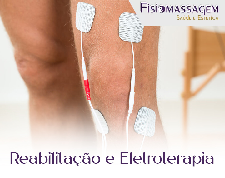Perna de paciente recebendo tratamento de eletroterapia com eletrodos para reabilitação muscular e alívio da dor na Fisio Massagem.