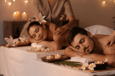 Casal recebe uma massagem relaxante lado a lado em um spa