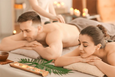 Casal recebe uma massagem relaxante lado a lado em um spa de luxo.