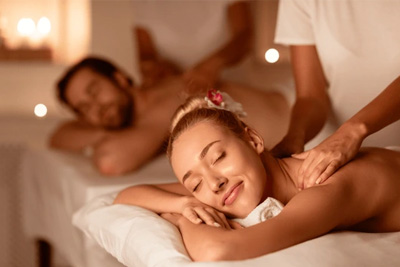 Casal recebe uma massagem relaxante lado a lado em um spa de luxo.